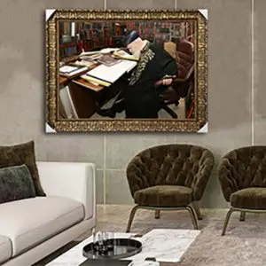 1573 - תמונה של הרב עובדיה יוסף יושב בחדר עם ספרי תורה ומתפלל להדפסה על קנבס או זכוכית