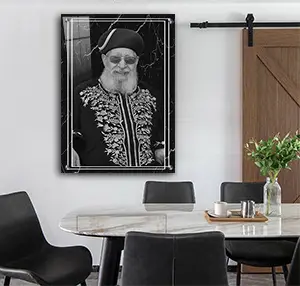 1574 - תמונה של הרב עובדיה יוסף מחייך על רקע שיש שחור ולבן להדפסה על קנבס או זכוכית