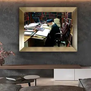 1579 - תמונה של הרב עובדיה יוסף יושב בחדר עם ספרי תורה ומתפלל להדפסה על קנבס או זכוכית