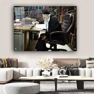 1580 - תמונה של הרב עובדיה יוסף יושב בחדר עם ספרי תורה ומתפלל להדפסה על קנבס או זכוכית