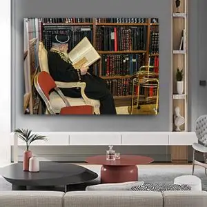 1572 - תמונה של הרב עובדיה יוסף יושב על כורסא ומתפלל להדפסה על קנבס או זכוכית